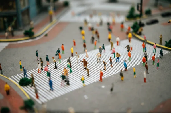 Μικροί Άνθρωποι Μικροί Άνθρωποι Περπατούν Πολλούς Δρόμους Επιλεκτική Εστίαση — Φωτογραφία Αρχείου