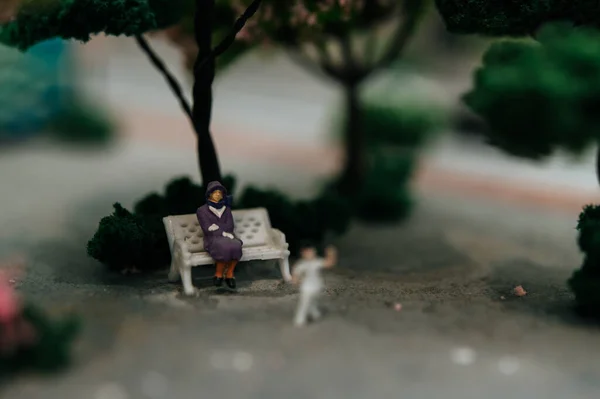 Закрыть Маленьких Людей Сидящих Креслах Парке — стоковое фото