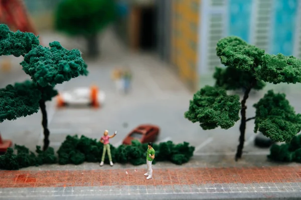 Nahaufnahme Von Kleinen Menschen Oder Mustermenschen Die Park Spazieren Gehen — Stockfoto