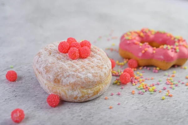 Donuts Bestreut Mit Puderzucker Und Bonbons Auf Weißem Hintergrund — Stockfoto