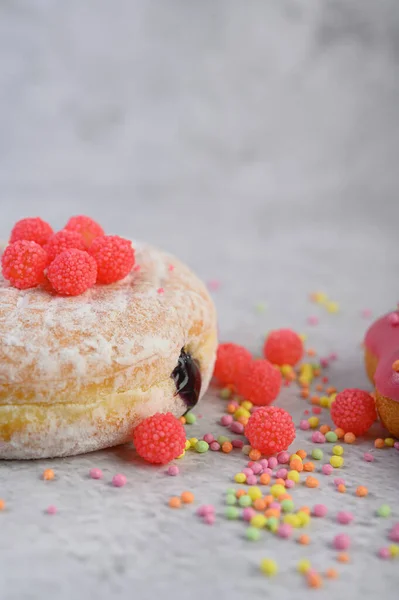 Donuts Espolvoreados Con Azúcar Glaseado Dulces Sobre Fondo Blanco — Foto de Stock