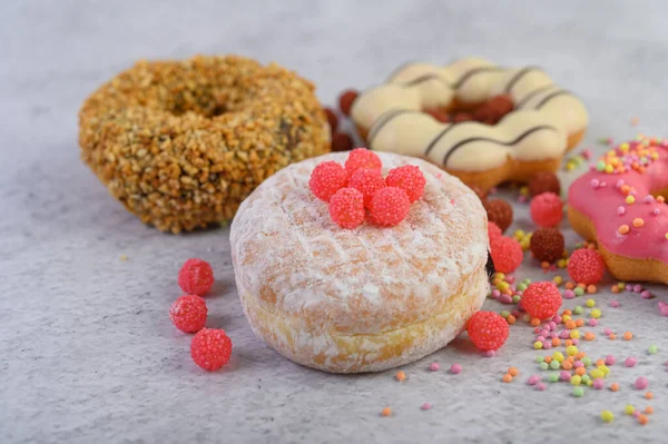 Donuts Polvilhado Com Açúcar Confeiteiro Doces Fundo Branco — Fotografia de Stock