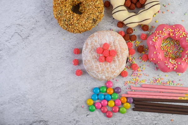 Donuts Dekoriert Zuckerguss Und Streusel Auf Weißem Hintergrund Draufsicht — Stockfoto