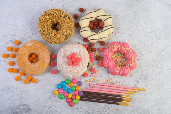 Donuts Dekoriert Zuckerguss Und Streusel Auf Weißem Hintergrund Draufsicht — Stockfoto