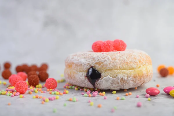 Donuts Bestreut Mit Puderzucker Und Bonbons Auf Weißem Hintergrund — Stockfoto