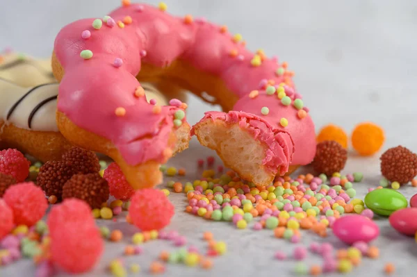 Bijten Aardbei Donut Versierd Glazuur Besprenkelen Vloer — Stockfoto