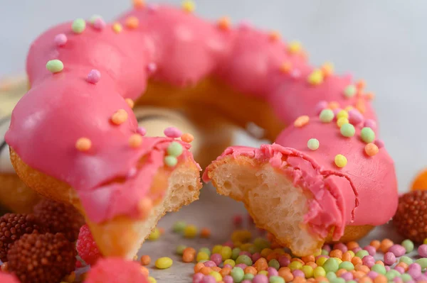 Bitten Erdbeer Donut Dekoriert Zuckerguss Und Streuung Auf Dem Boden — Stockfoto