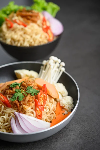 Mie Pedas Pans Penggorengan Dengan Bahan Bahan Pada Latar Belakang — Stok Foto