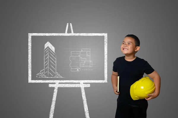 黄色い技術者の帽子を被った少年と黒板の家の計画 — ストック写真