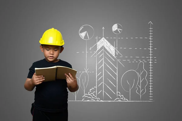 Een Jongen Met Een Gele Ingenieurshoed Een Huisplan Een Schoolbord — Stockfoto