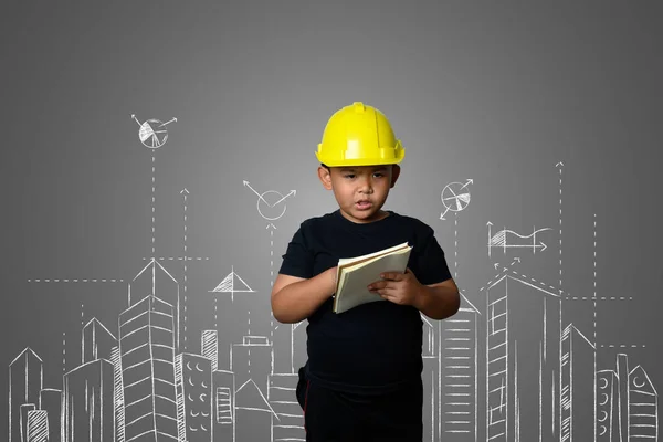 Ein Junge Mit Gelbem Ingenieurshut Und Einem Hausplan Einer Tafel — Stockfoto