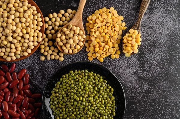 Hülsenfrüchte Und Bohnen Auf Dem Schwarzen Zementboden Ansicht Von Oben — Stockfoto