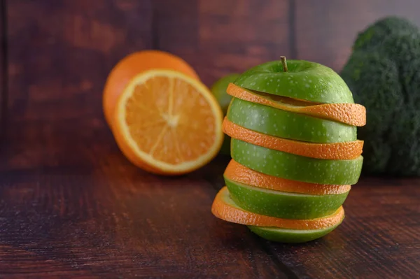 Los Frutos Están Dispuestos Capas Con Manzanas Naranjas — Foto de Stock