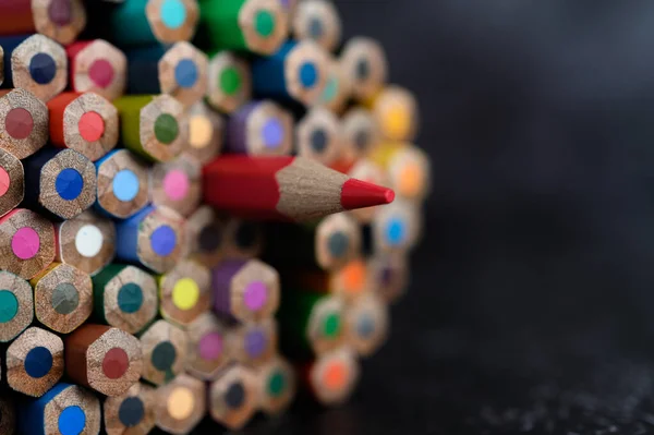 Zbliżenie Grupą Kolorowych Ołówków Wybrana Ostrość Czerwony — Zdjęcie stockowe