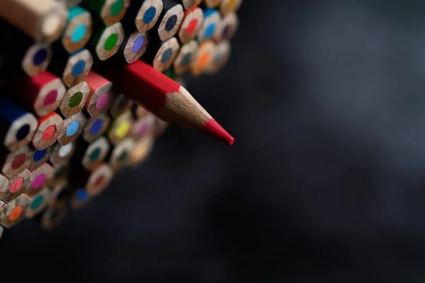 Zbliżenie Grupą Kolorowych Ołówków Wybrana Ostrość Czerwony — Zdjęcie stockowe