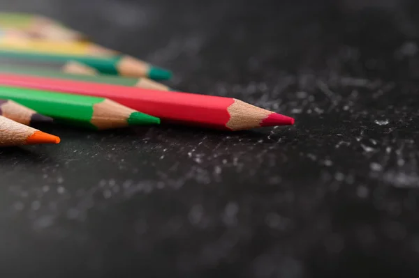 Kolorowe Kredki Ołówki Kształcie Trójkąta Czarnym Tle Przestrzenią Kopiowania Skupienie — Zdjęcie stockowe