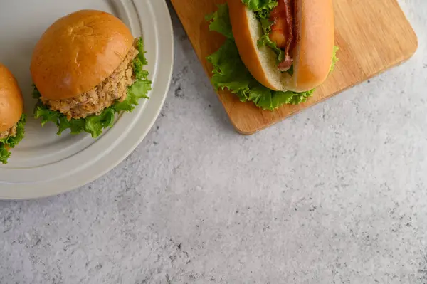 Hamburger Mise Point Sélective Placé Dans Plat Blanc Magnifiquement Hotdog — Photo