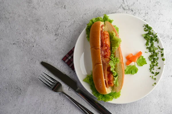 Vue Dessus Avec Appétissant Hot Dog Placé Dans Plat Blanc — Photo