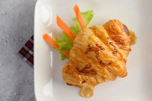 Vista Superior Aperitivos Croissant Con Hot Dog Plato Blanco Maravillosamente — Foto de Stock