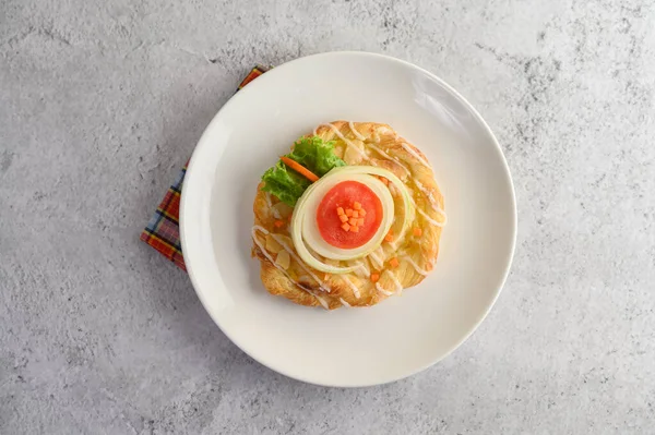 Vue Dessus Appétissant Pain Torsadé Aux Amandes Placé Dans Une — Photo