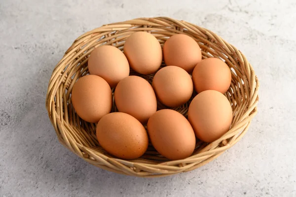 Органічні Коричневі Яйця Кілька Плетеному Кошику Готують Приготування Їжі Або — стокове фото