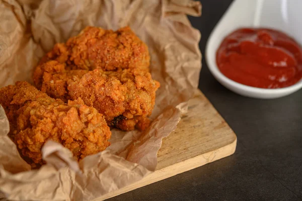 Crispy Fried Chicken Brown Paper Tomato Sauce Selective Focus — Stock Photo, Image
