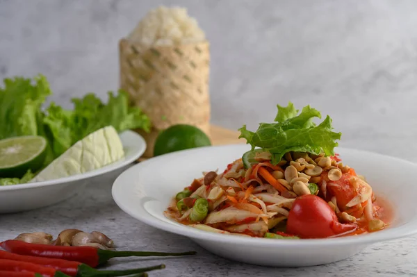 Ensalada Papaya Tailandesa Plato Blanco Con Arroz Pegajoso Canasta Mimbre —  Fotos de Stock