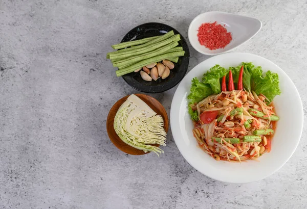 Thaise Papaja Salade Een Witte Plaat Met Tuinbonen Knoflook Collard — Stockfoto