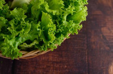 Tahta sepetin üzerinde salata pişirmek için taze marul seçmeli, metin yerleştirmek için kopyalama alanı