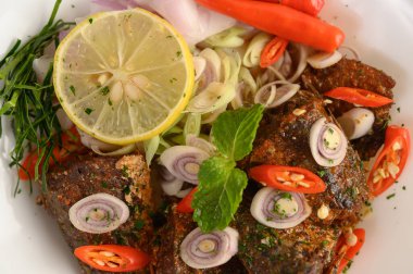 Üst Manzara Baharatlı Sardalya Salatası. Beyaz tabakta bitkisel malzeme, kopyalama alanı.