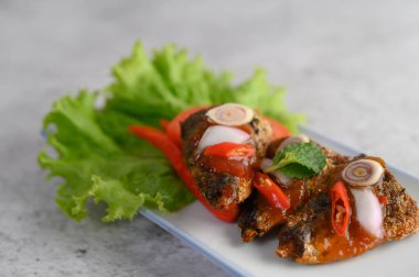 Seçici odak aperatifleri baharatlı sardalya ile karıştırılmış beyaz seramik tepsi, kopyalama alanı