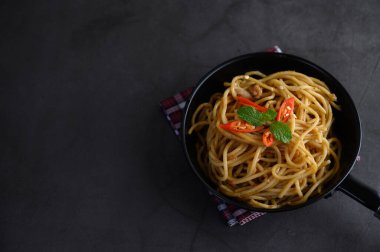 İştah açıcı, domates soslu İtalyan spagetti.