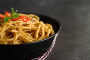 İştah açıcı, domates soslu İtalyan spagetti.