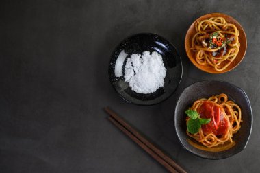 İştah açıcı, domates soslu İtalyan spagetti.