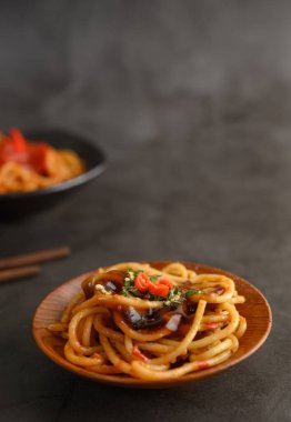 İştah açıcı, domates soslu İtalyan spagetti.