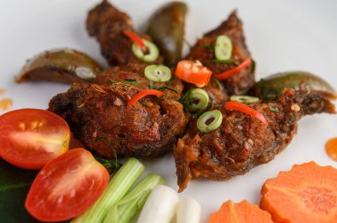 Beyaz tabakta Baharatlı Kızarmış Yayınbalığı, Tayland yemeği. Seçici odak