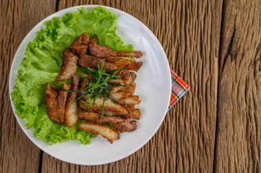 Ahşap bir masada ızgara domuz boynu.