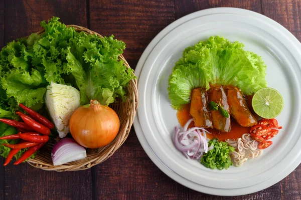 Top View Salad Pedas Sarden Dengan Saus Tomat Diatur Dengan — Stok Foto