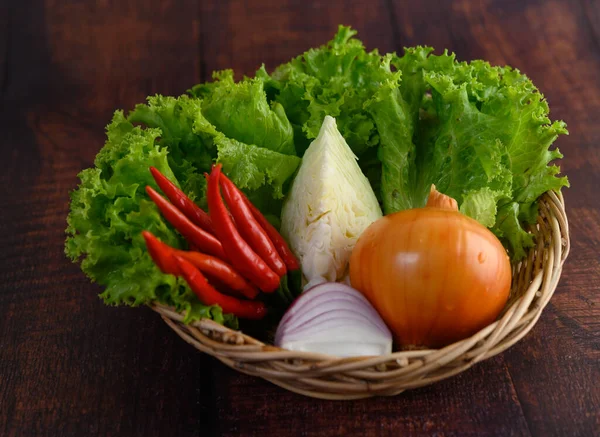 Légumes Ingrédients Herbe Pour Cuisson Salade Dans Panier Osier Sur — Photo