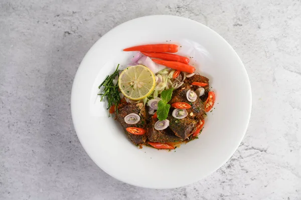 Tampilan Atas Spicy Canned Sardine Salad Dengan Ramuan Herbal Dalam — Stok Foto