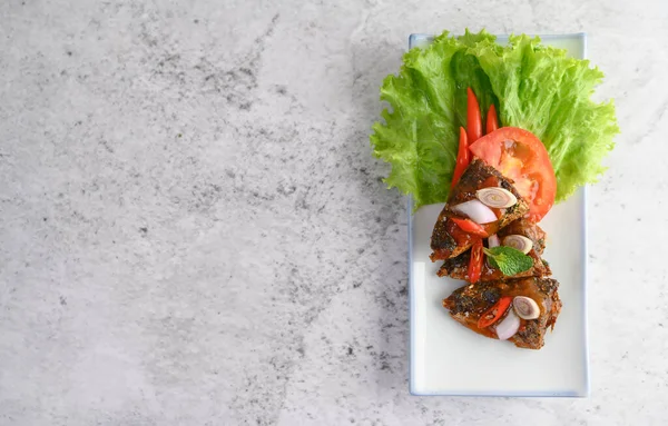 Aperitivos Enfoque Selectivo Con Sardina Picante Mezclada Con Hierba Bandeja —  Fotos de Stock