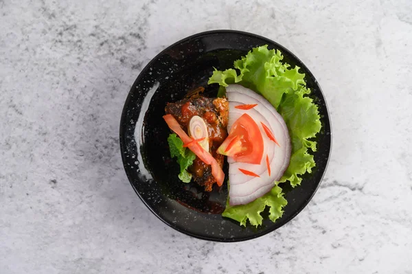 Ensalada Sardina Picante Enlatada Salsa Picante Tazón Cerámica Negra —  Fotos de Stock