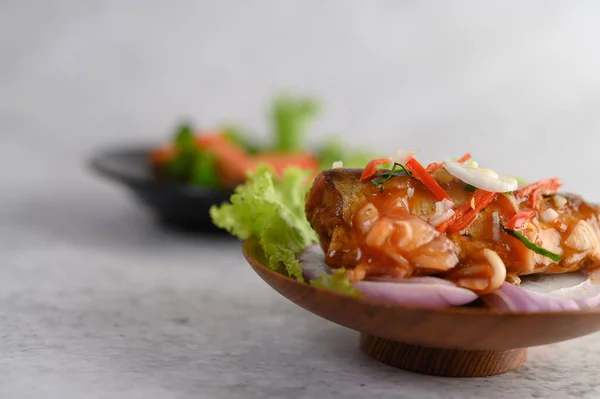 Smakelijk Kruidige Sardinesalade Blik Met Kruidige Saus Houten Kom — Stockfoto