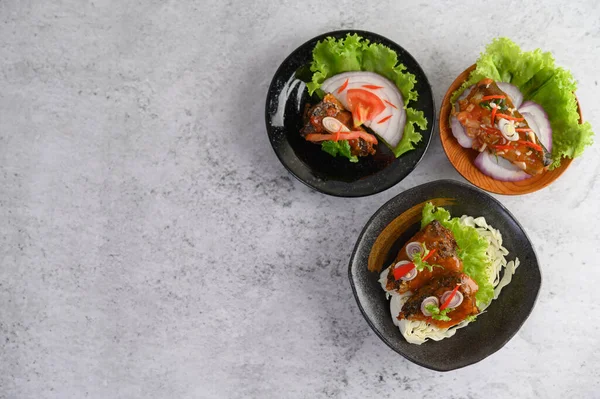 Appetizing Spicy Canned Sardine Dalam Saus Pedas Dalam Mangkuk Keramik — Stok Foto