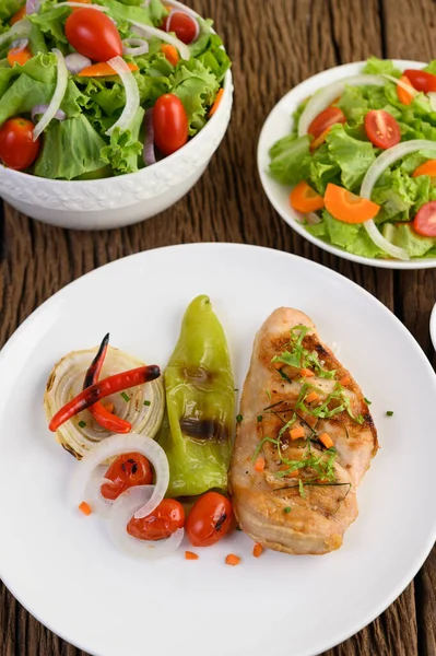 Gegrilltes Huhn Auf Einem Weißen Teller Mit Tomaten Salat Zwiebeln — Stockfoto