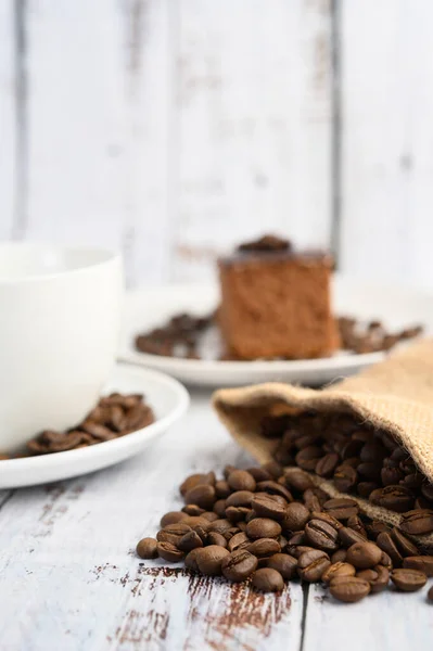 Kaffebönor Hampasäckar Ett Vitt Träbord Selektiv Inriktning — Stockfoto