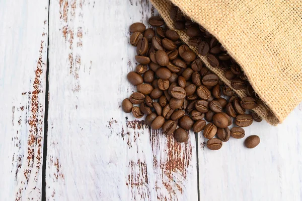 Kaffebönor Hampasäckar Ett Vitt Träbord Selektiv Inriktning — Stockfoto