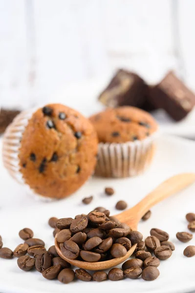 Banaan Cupcakes Gemengd Met Chocolade Chip Een Witte Plaat — Stockfoto