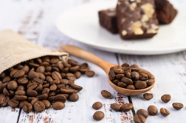 Kaffebönor Träsked Och Hampsäckar Ett Vitt Träbord — Stockfoto