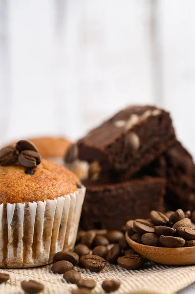 Cupcake Alla Banana Mescolati Con Gocce Cioccolato Piatto Bianco — Foto Stock